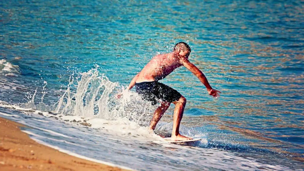 Is high tide or low tide better for skimboarding